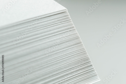 机の上に積まれた用紙