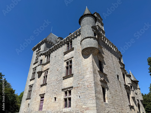 Façade renaissance du château de Sédière en Corrèze 