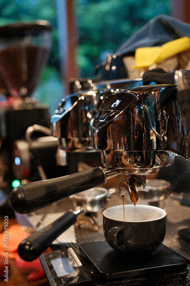 Naklejka premium Indulge in rich espresso pulled from a professional machine for the perfect morning pick-me-up or an afternoon delight at your local coffee shop