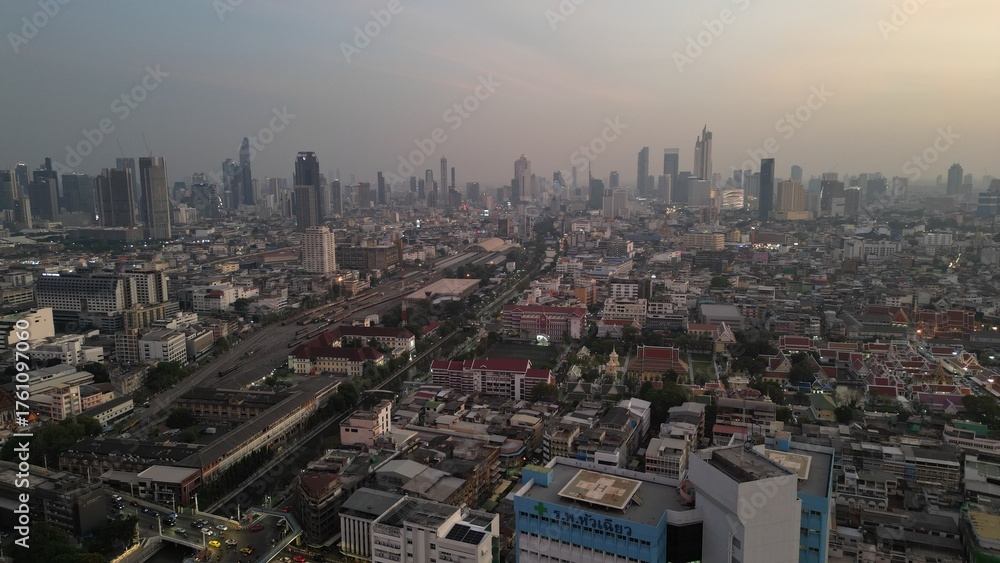 Obraz premium Sprawling Bangkok Cityscape at Twilight with Modern Skyline and Traditional Rooftops