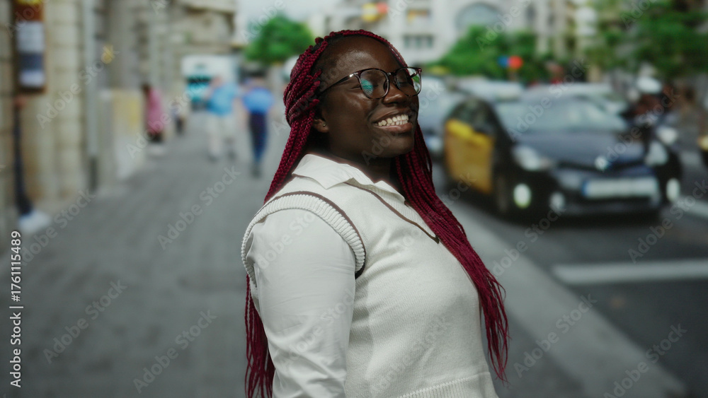 Obraz premium Woman smiling on city street with taxis and people in background, urban setting, depicting diverse culture and lively atmosphere on a sunny day.