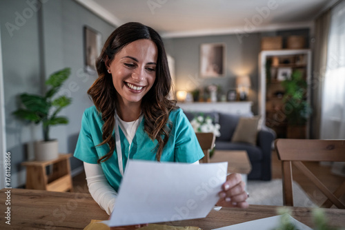 Εκτύπωση καμβά Female nurse laughing reading letter at home