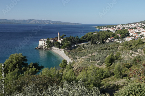 Küstenlinie bei Bol auf Brac mit Dominikanerkloster