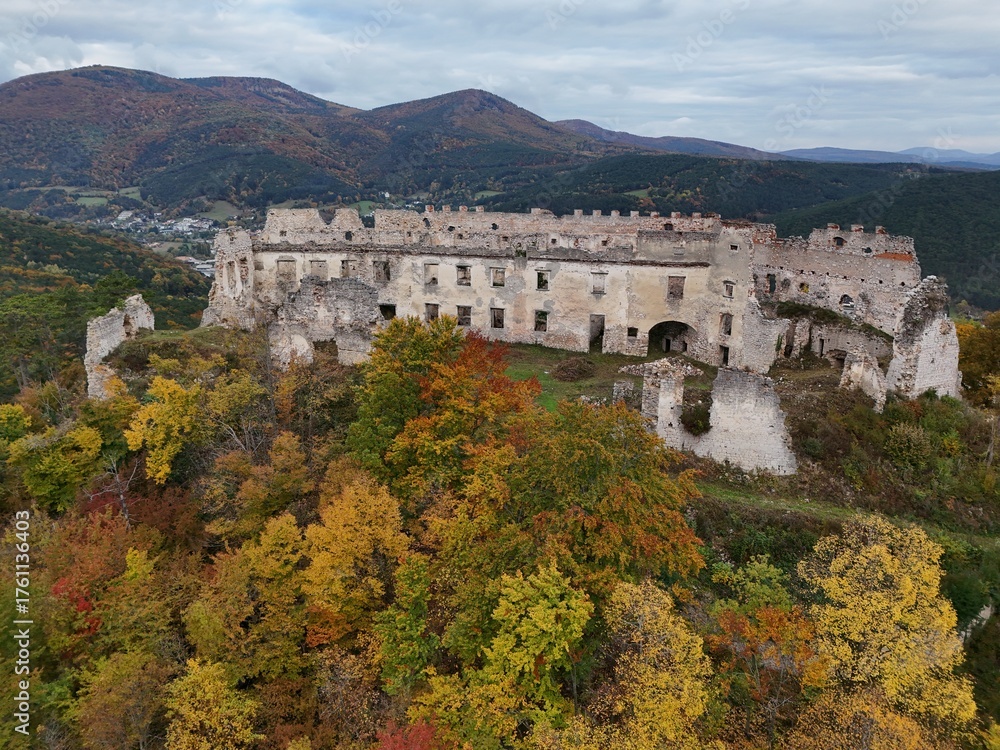 Fototapeta premium Burgruine Starhemberg, Sehenswürdigkeiten in Niederösterreich
