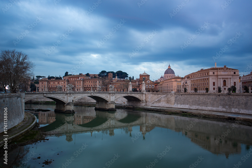 Obraz premium Sunset Skyline of Rome with Historic Domes