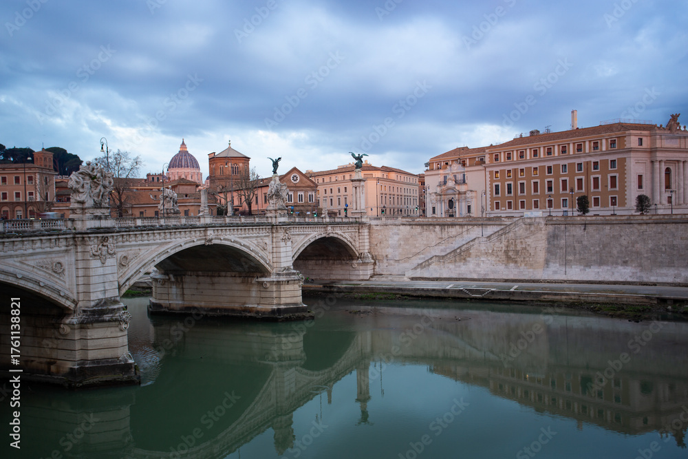 Fototapeta premium Sunset Skyline of Rome with Historic Domes