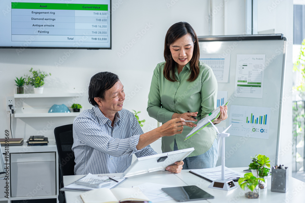 Obraz premium Business professionals discuss sustainable energy strategies office meeting for environmental conservation and green corporate initiatives