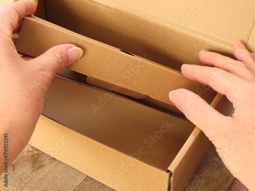 Fotografia Hand holding a cardboard box