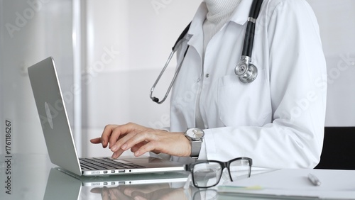 Billede på lærred Healthcare professional working on laptop, providing digital medicine consultation and tele health service