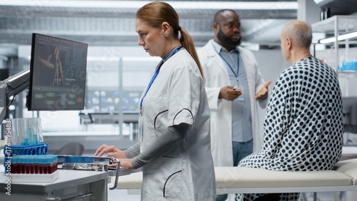 Quadro su tela Woman expert examining chemical reaction to patient vitals in clinical procedure, testing new drug and studying treatment outcomes
