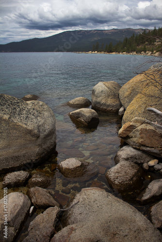 RELAJANTE PAISAJE CON ROCAS GIGANTES EN EL LAGO