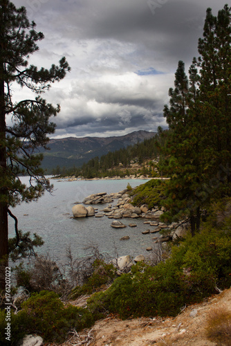 NUBLADO PAISAJE ENTRE MONTAÑAS Y BOSQUE JUNTO AL LAGO