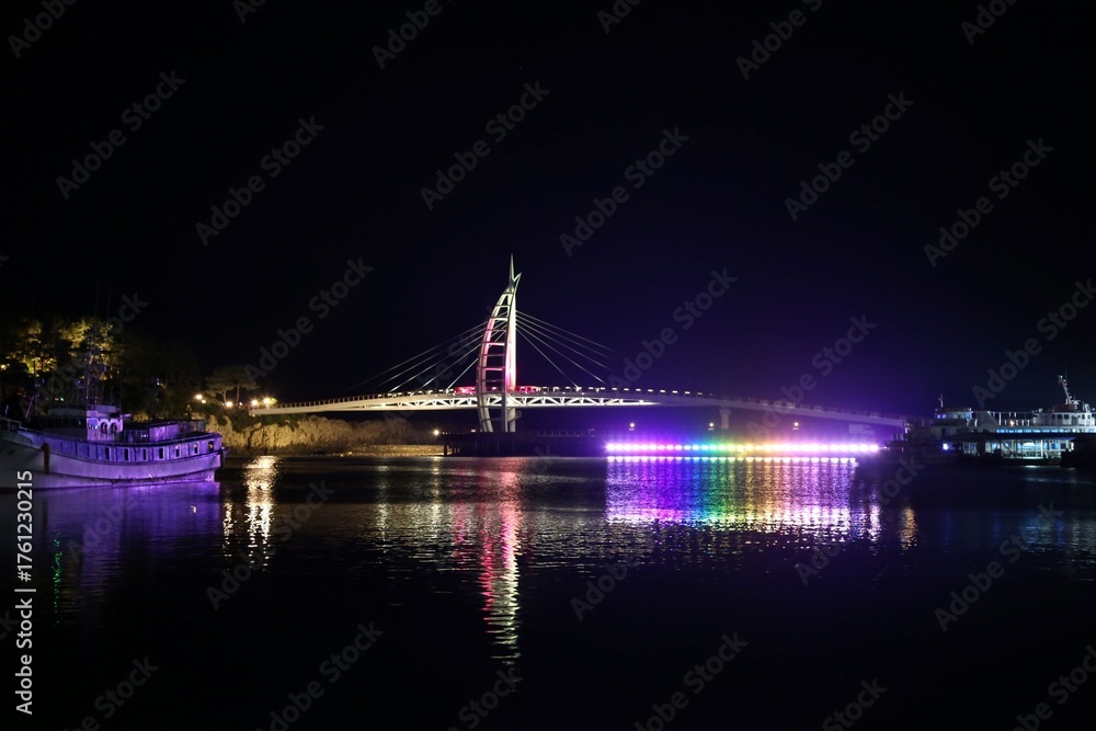 Fototapeta premium 제주도 서귀포에 위치한 새연교, 컬러풀한 조명으로 야경 보기 좋은 곳