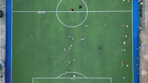 campo da calcio in erba sintetica visto dall'alto con bambini che si allenano