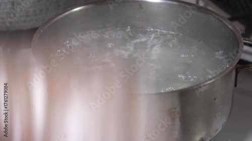 白玉を茹でる女性