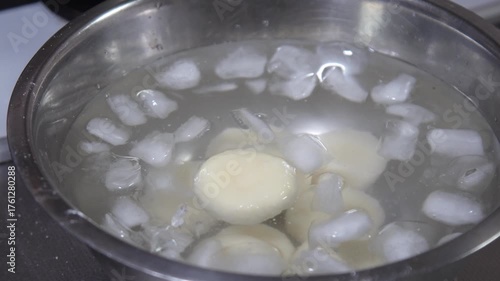 茹でた白玉を氷水で冷やす女性