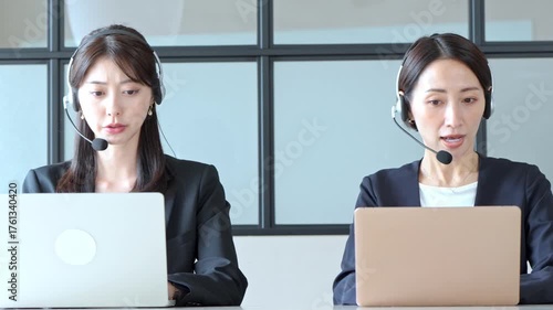 室内で謝罪をするオペレーター