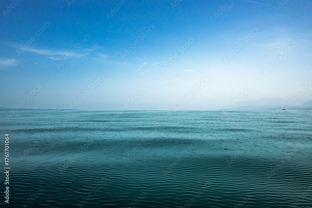 Fototapeta premium Éclat d’azur sur les eaux calmes du Léman