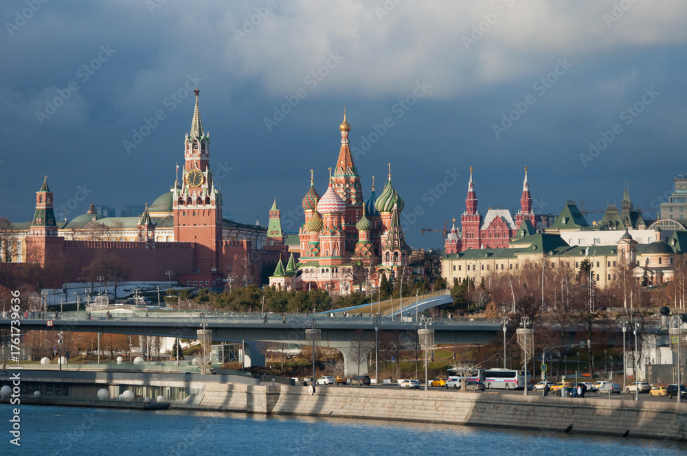 Obraz premium Moscow City and the Kremlin