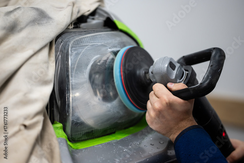 Foto Hand polishing car headlight restoring clarity and vision