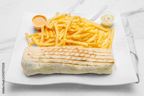 Obraz na plátně Galette – sandwich en galette de restauration rapide halal, servi dans une assie