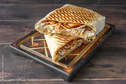 Tacos lyonnais – spécialité française de street food halal, garni de viande, frites et sauce, présenté sur une table de restauration rapide