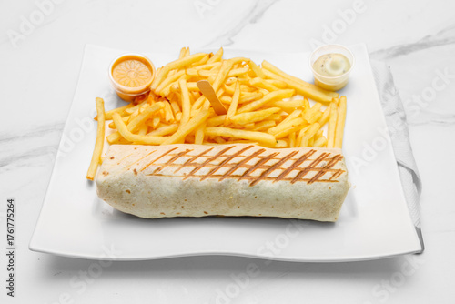 Obraz na plátně Galette – sandwich en galette de restauration rapide halal, servi dans une assie