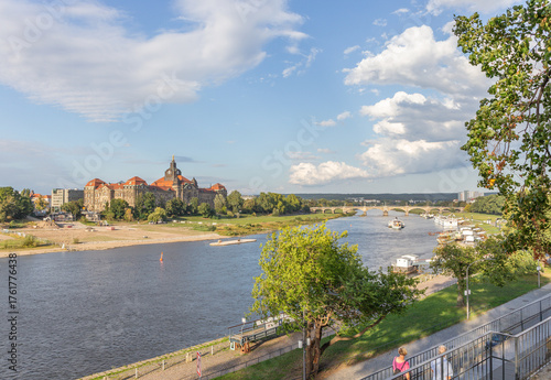 Blick auf die Elbe von der Brühlschen Terasse in Dresden, Deutschland