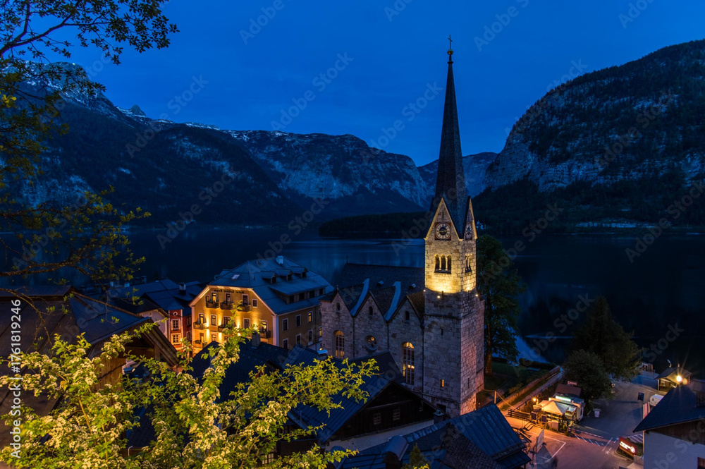 Fototapeta premium Beautiful Hallstatt in Austrian Alps