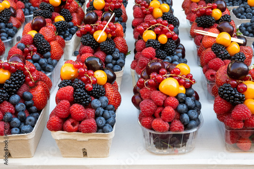 Schalen mit frischen Früchten auf einem Marktstand 