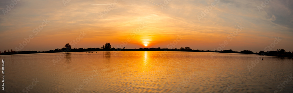 Naklejka premium Panoramic view on sunset over lake