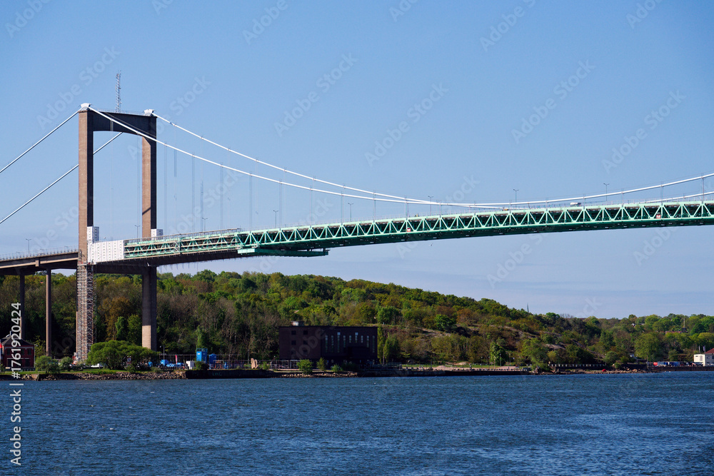 Naklejka premium Suspension Alvsborg bridge over Gota river connecting Hisingen island with mainland near