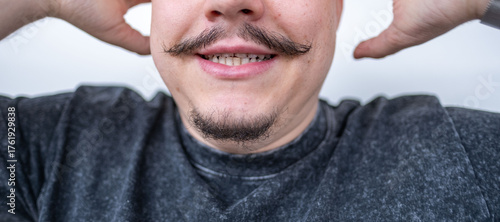Fotografía Close-up brown-eyed short-haired man holding head in pain, suffering from headac
