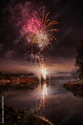 Feuerwerk am See im Olympiapark, München