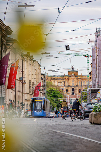 Straßenansicht von München, Maximilianstraße in Bayern, Deutschland, Europa, inklusive Straßenbahn