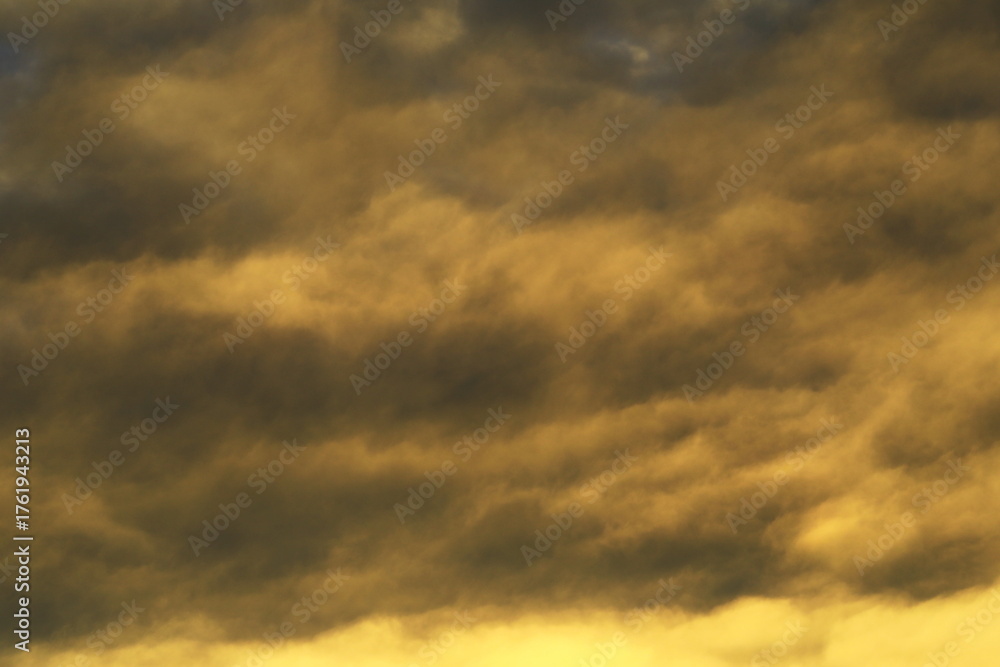 Obraz premium 朝焼けに染まる雲