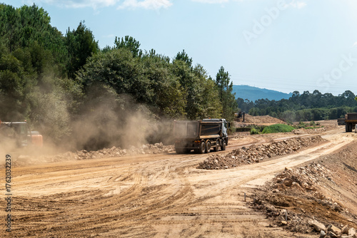 Photos Caminhão em ação no transporte de terras para a construção de uma autoestrada, l