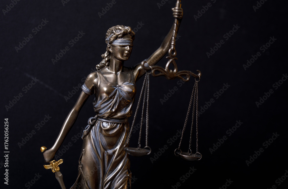 Obraz premium Close-up of Themis, the Greek personification of justice, holding scales and a sword. Symbol of law, fairness, and moral principles. Perfect for