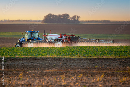 Agriculture intensive conventionnelle - épandage de pesticide sur un champ de céréales venant d'être semé