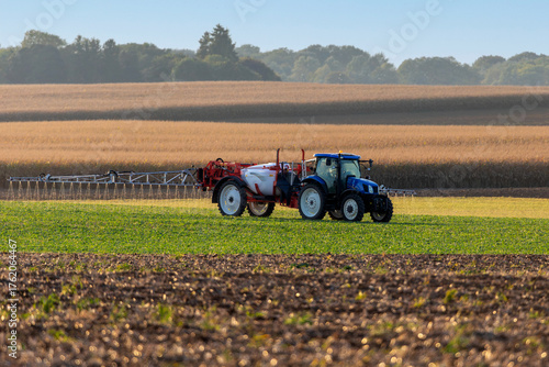 Agriculture intensive conventionnelle - épandage de pesticide sur un champ de céréales venant d'être semé