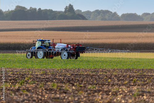 Agriculture intensive conventionnelle - épandage de pesticide sur un champ de céréales venant d'être semé