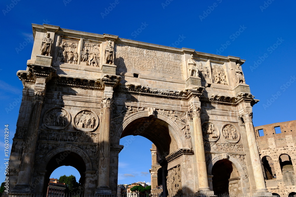 Obraz premium Arch of Constantine in Rome, ancient architecture with blue sky
