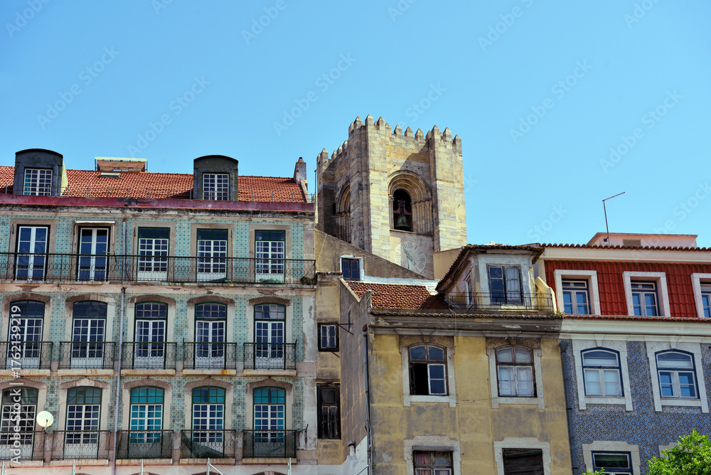 Obraz premium Lisbon Cathedral (Sé de Lisboa) stands out among the buildings of the Alfama district.