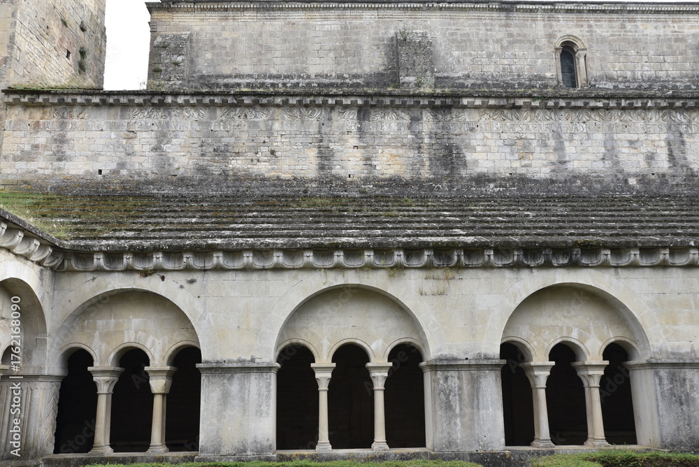 Fototapeta premium Cloître de la cathédrale Notre-Dame-de-Nazareth à Vaison-la-Romaine. France