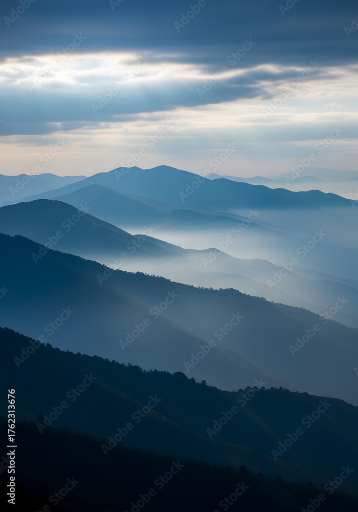 Fototapeta premium Blue Mountain Range Under a Misty Sky