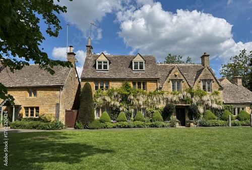 Charming Ivy-Covered Cotswolds House with Garden