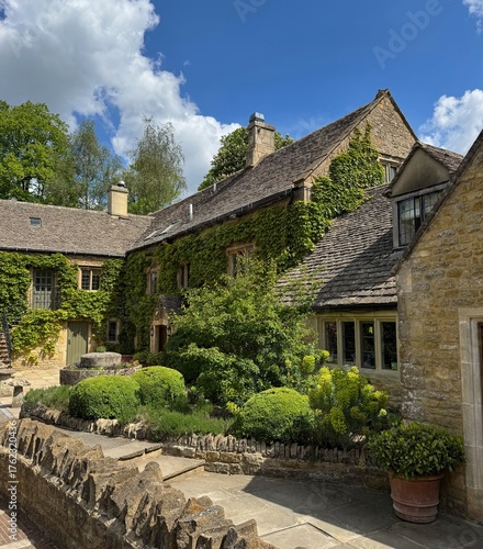 Charming Ivy-Covered Cotswolds House with Garden