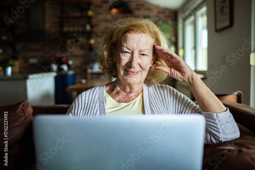 Billede på lærred Mature woman using laptop at home