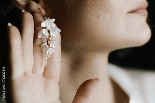 Fototapete Woman putting on luxury jewelry, elegant accessories and fashion concept, stylis