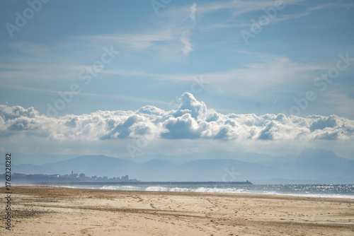 Wolken am Meer mit Strand 